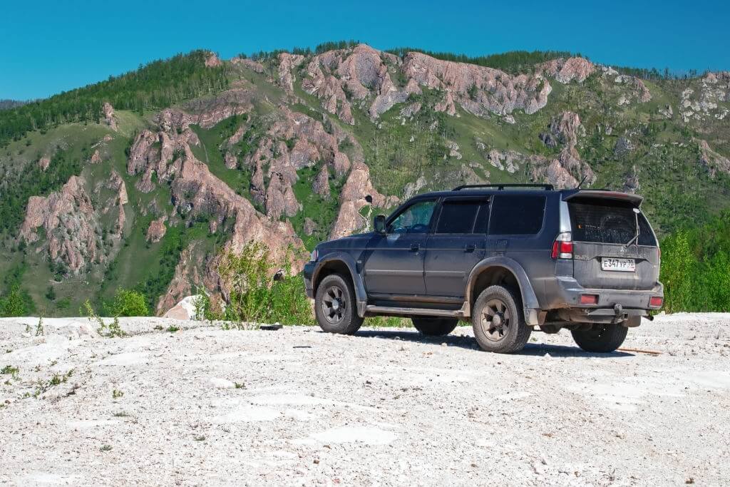 suv-at-mountain-side