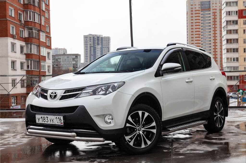 toyota-rav4-2015-year-in-white-color